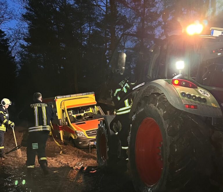 Bergung eines Notarztwagens in Wiesens: NEF versinkt im Waldweg