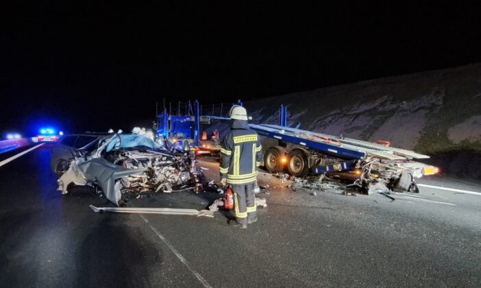 Unfall auf der A3 bei Heßdorf: Pkw unter Lkw zerfetzt