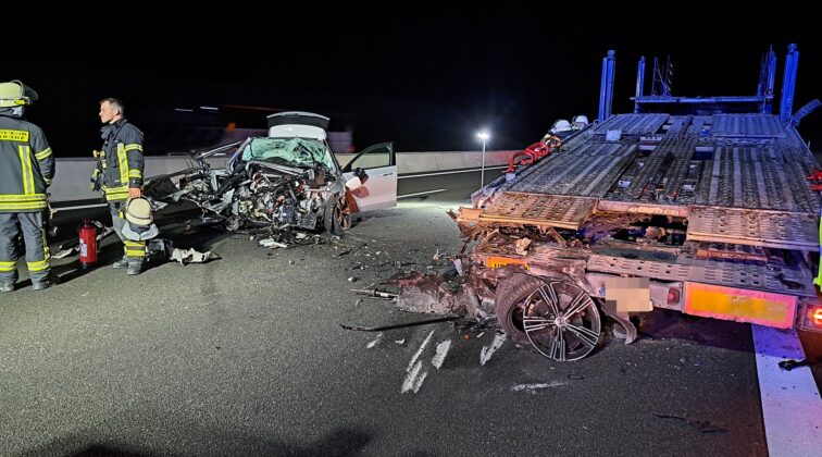 Unfall auf der A3 bei Heßdorf: Pkw unter Lkw zerfetzt