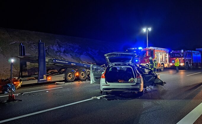 Unfall auf der A3 bei Heßdorf: Pkw unter Lkw zerfetzt