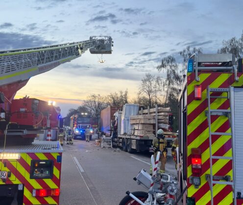 Lkw-Unfall auf der A1 bei Brinkum: Fahrer im Führerhaus eingeklemmt