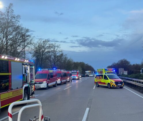 Lkw-Unfall auf der A1 bei Brinkum: Fahrer im Führerhaus eingeklemmt