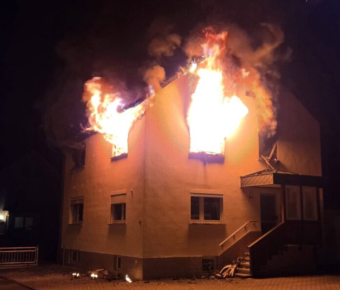 Hausbrand in Sonnefeld: 72-jähriger Bewohner in Lebensgefahr