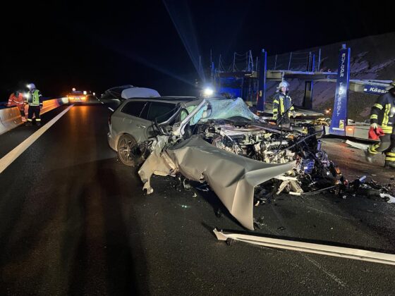 Unfall auf der A3 bei Heßdorf: Pkw unter Lkw zerfetzt