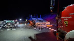 Unfall auf der Moerser Straße in Duisburg: Audi RS3 überschlägt sich