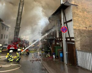 Gebäudebrand in Bostel: Einfamilienhaus nach Carport-Feuer zerstört
