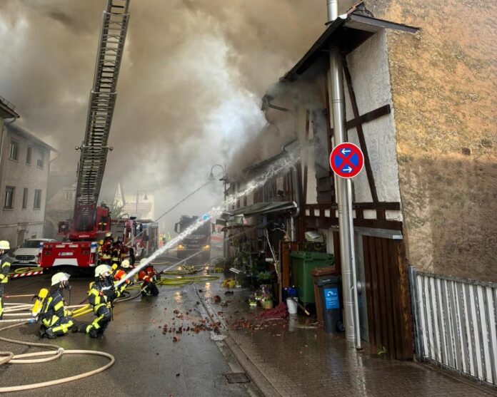 Gebäudebrand in Waldwimmersbach: 92-Jährige stirbt in Flammen