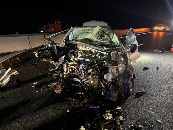 Unfall auf der A3 bei Heßdorf: Pkw unter Lkw zerfetzt
