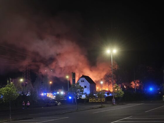 Großbrand in Raunheim: Unterkunft zerstört und Feuerwehrleute verletzt