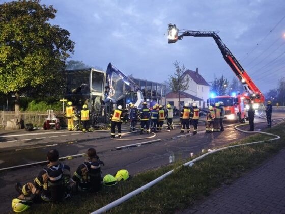 Großbrand in Raunheim: Unterkunft zerstört und Feuerwehrleute verletzt
