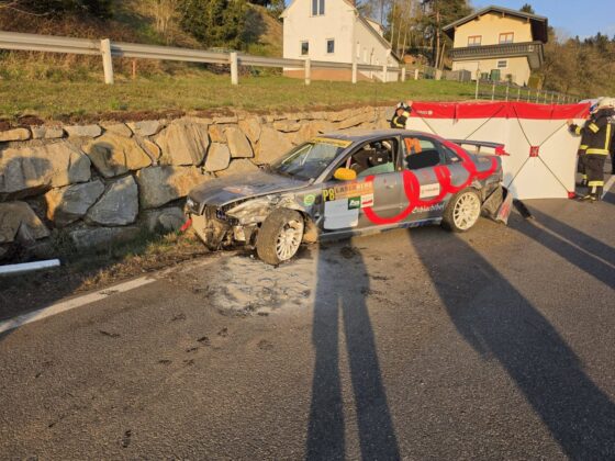 Unfall auf der L573 bei Mönchdorf: Schwerverletzter nach Zusammenstoß mit Mauer
