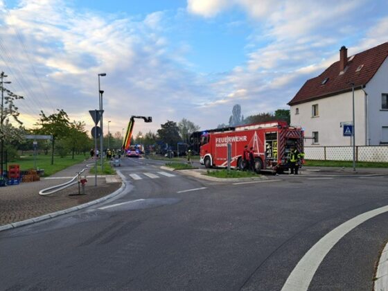 Großbrand in Raunheim: Unterkunft zerstört und Feuerwehrleute verletzt