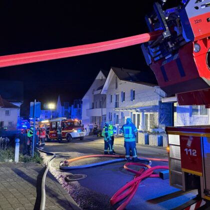 Gebäudebrand in Spaichingen-Hofen: Eine Person aus Flammen gerettet