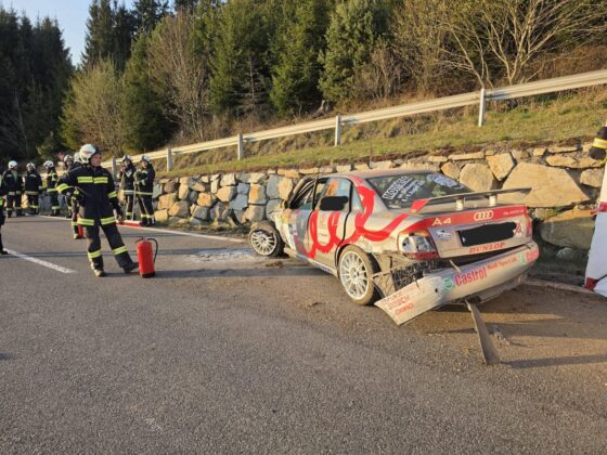 Unfall auf der L573 bei M&ouml;nchdorf: Schwerverletzter nach Zusammensto&szlig; mit Mauer