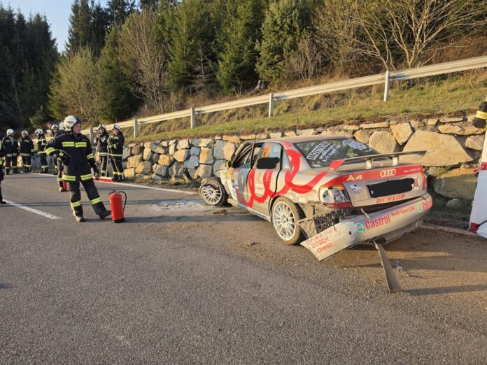 Unfall auf der L573 bei Mönchdorf: Schwerverletzter nach Zusammenstoß mit Mauer