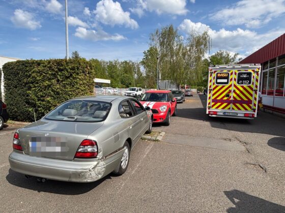 Unfall in Alzenau auf Parkplatz: Drei Pkw kollidieren heftig