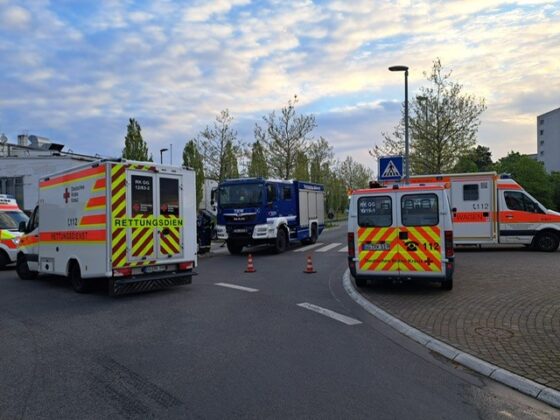 Großbrand in Raunheim: Unterkunft zerstört und Feuerwehrleute verletzt
