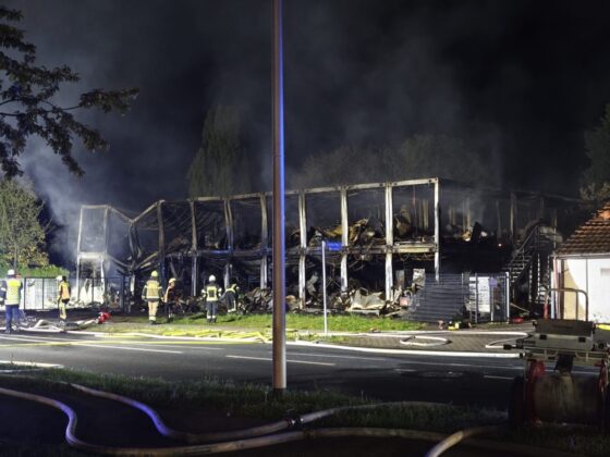 Großbrand in Raunheim: Unterkunft zerstört und Feuerwehrleute verletzt