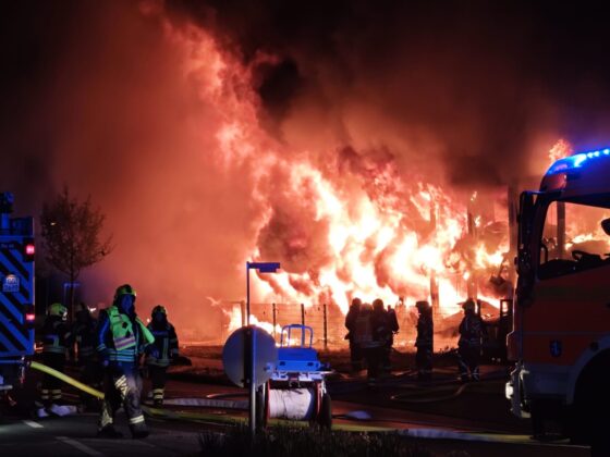 Gro&szlig;brand in Raunheim: Unterkunft zerst&ouml;rt und Feuerwehrleute verletzt