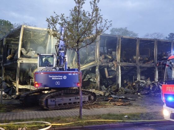 Großbrand in Raunheim: Unterkunft zerstört und Feuerwehrleute verletzt