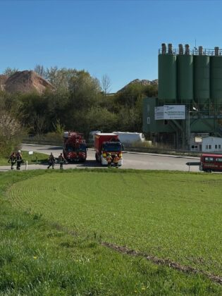 Unfall auf der A8 bei Ulm-West: Lkw-Fahrer massiv eingeklemmt