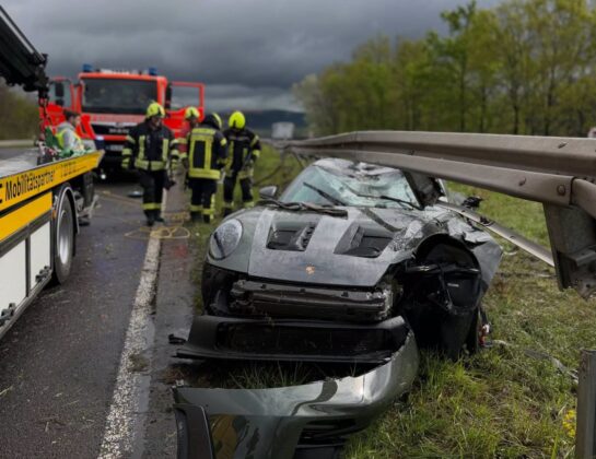 Einsatz auf der BAB 45 bei Kleinostheim: Porsche unter Leitplanke eingeklemmt
