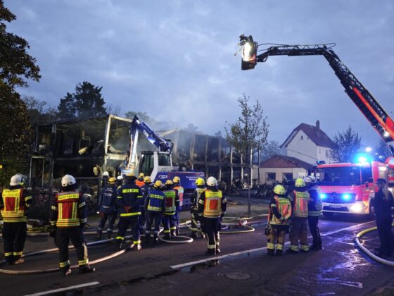 Großbrand in Raunheim: Unterkunft zerstört und Feuerwehrleute verletzt