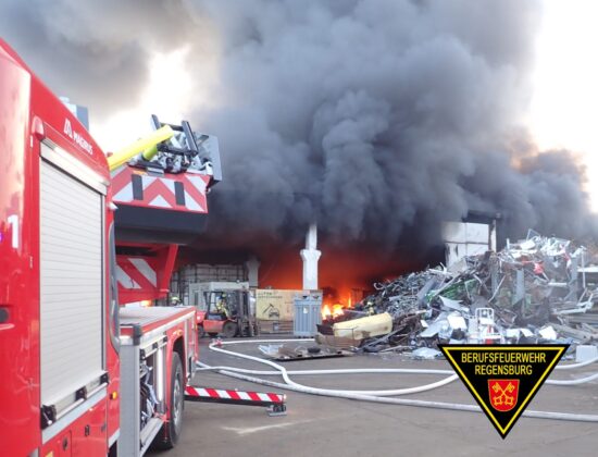 Gro&szlig;brand im Stadtosten von Regensburg: Lagerhalle in Flammen