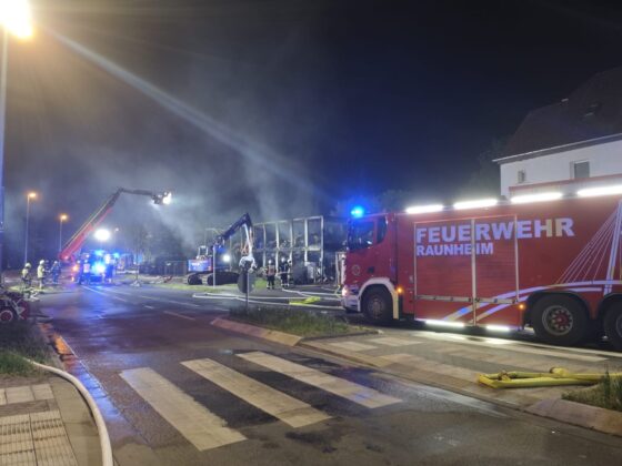 Großbrand in Raunheim: Unterkunft zerstört und Feuerwehrleute verletzt