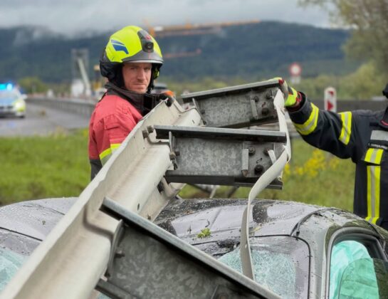 Einsatz auf der BAB 45 bei Kleinostheim: Porsche unter Leitplanke eingeklemmt
