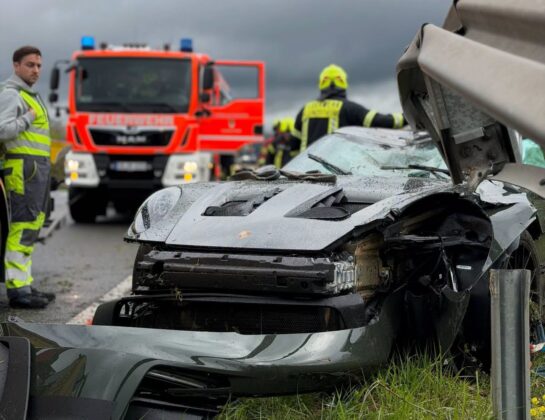 Einsatz auf der BAB 45 bei Kleinostheim: Porsche unter Leitplanke eingeklemmt