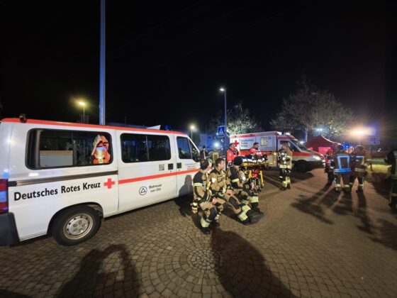 Großbrand in Raunheim: Unterkunft zerstört und Feuerwehrleute verletzt