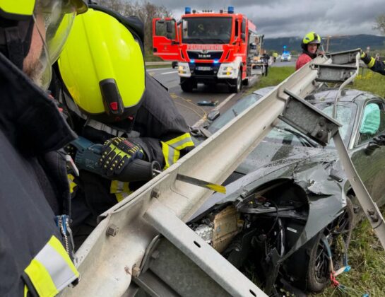 Einsatz auf der BAB 45 bei Kleinostheim: Porsche unter Leitplanke eingeklemmt