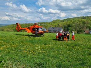 Einsatz auf der BAB 45 bei Kleinostheim: Porsche unter Leitplanke eingeklemmt
