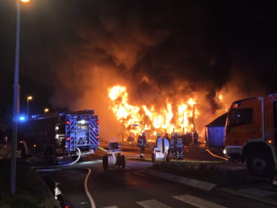 Großbrand in Raunheim: Unterkunft zerstört und Feuerwehrleute verletzt