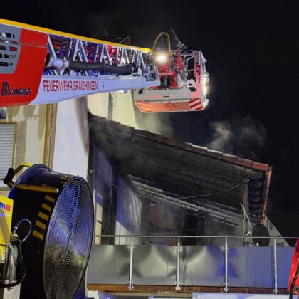 Gebäudebrand in Spaichingen-Hofen: Eine Person aus Flammen gerettet