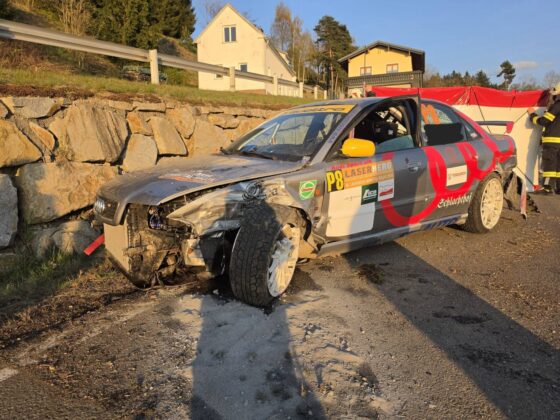 Unfall auf der L573 bei Mönchdorf: Schwerverletzter nach Zusammenstoß mit Mauer
