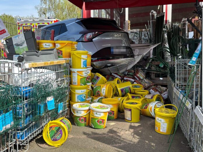 Unfall in Alzenau auf Parkplatz: Drei Pkw kollidieren heftig