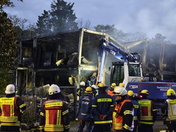 Großbrand in Raunheim: Unterkunft zerstört und Feuerwehrleute verletzt