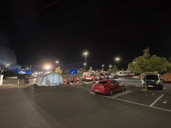 Großbrand in Raunheim: Unterkunft zerstört und Feuerwehrleute verletzt