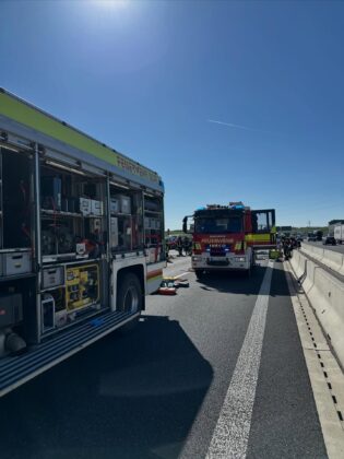 Unfall auf der A8 bei Ulm-West: Lkw-Fahrer massiv eingeklemmt