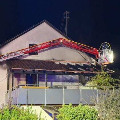Gebäudebrand in Spaichingen-Hofen: Eine Person aus Flammen gerettet