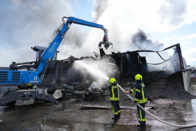 Großbrand in Lustadt bei Riwald Recycling: Elektroschrott in Flammen