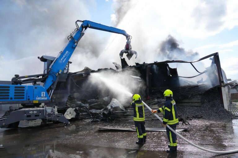 Großbrand in Lustadt bei Riwald Recycling: Elektroschrott in Flammen