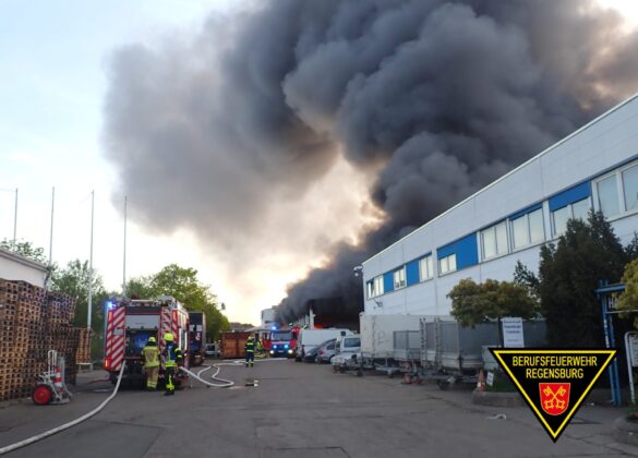 Großbrand im Stadtosten von Regensburg: Lagerhalle in Flammen