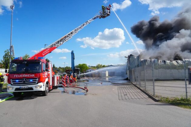 Großbrand in Lustadt bei Riwald Recycling: Elektroschrott in Flammen