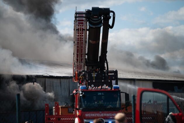 Großbrand in Lustadt bei Riwald Recycling: Elektroschrott in Flammen