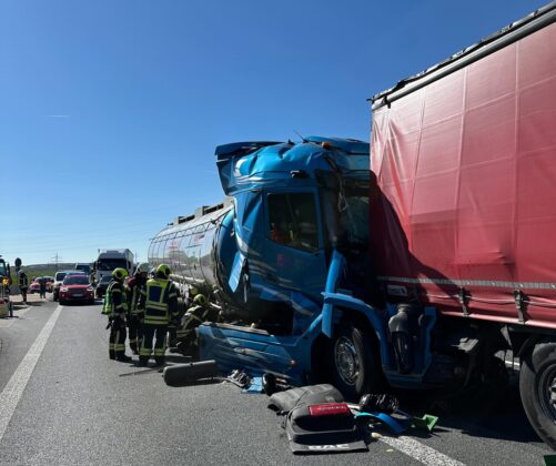 Unfall auf der A8 bei Ulm-West: Lkw-Fahrer massiv eingeklemmt