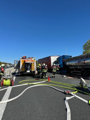 Unfall auf der A8 bei Ulm-West: Lkw-Fahrer massiv eingeklemmt