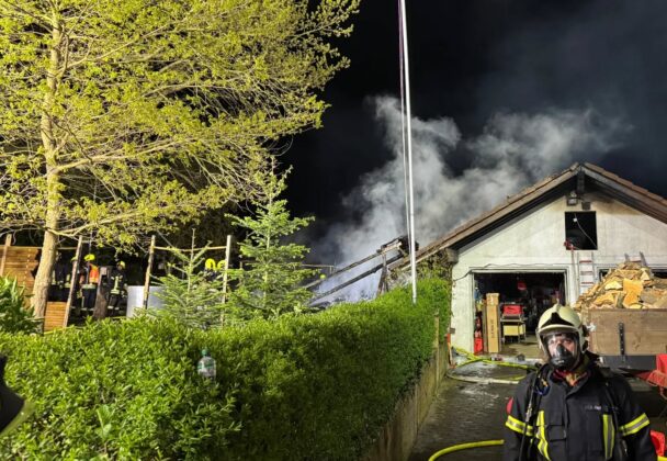 Garagenbrand in Himbach: Unterstand brennt in voller Ausdehnung